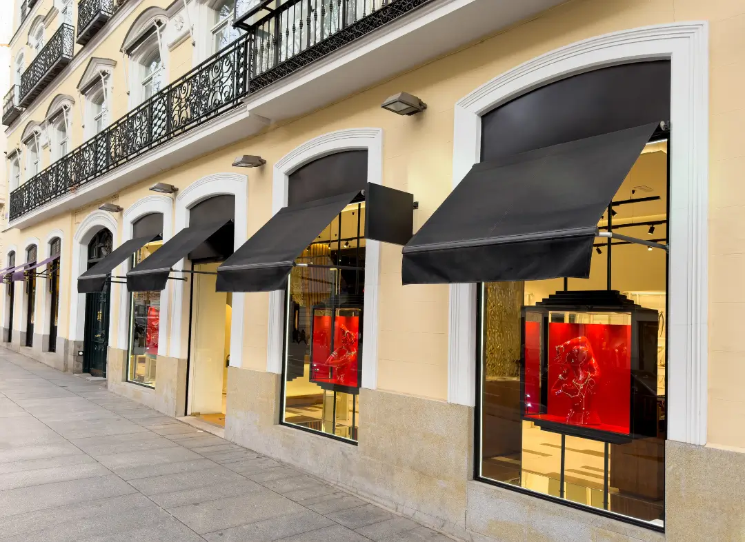 Façade vitrine de magasin en aluminium sur mesure à La Rochelle